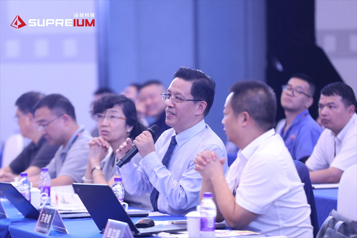 9位行業(yè)資深專家蒞臨決賽現(xiàn)場,聆聽12組優(yōu)秀的設(shè)計團(tuán)隊的作品講解和答辯