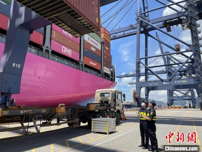 大鵬海關(guān)監(jiān)管全球最大的集裝箱貨輪之一