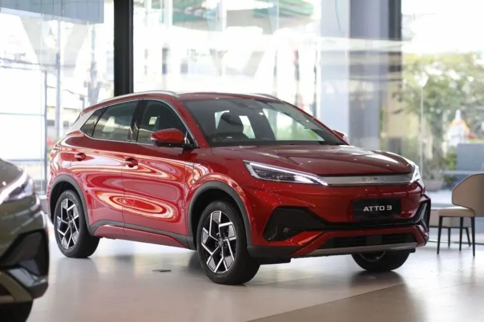 比亞迪在泰國(guó)的暢銷車型ATTO3,泰國(guó)定價(jià)為109.99萬(wàn)泰銖(折合人民幣約22.53萬(wàn)元) 比亞迪在泰國(guó)的暢銷車型ATTO3,泰國(guó)定價(jià)為109.99萬(wàn)泰銖(折合人民幣約22.53萬(wàn)元)