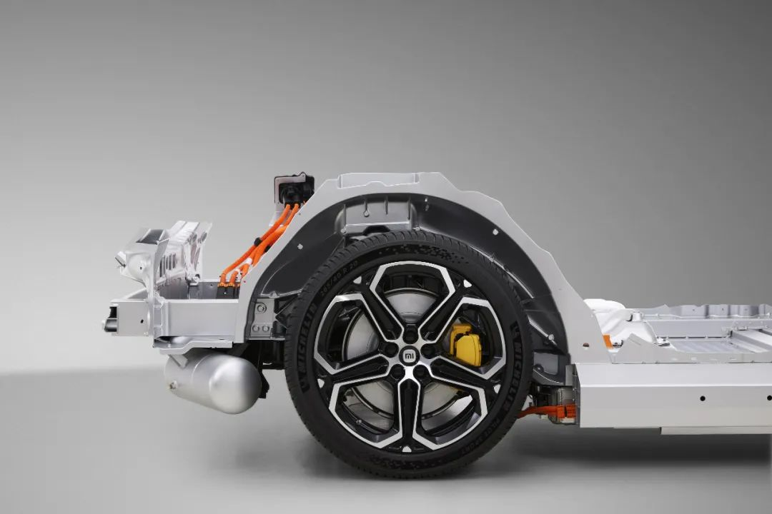 小米第一次在轎車上實現(xiàn)了后地板的一體化