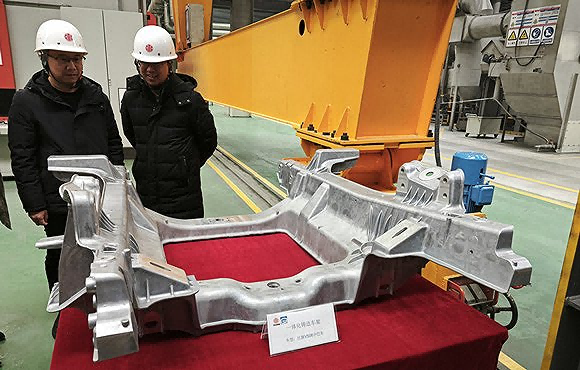 特斯拉2020年率先使用一體化壓鑄方式生產(chǎn)了汽車(chē)后底板，將70個(gè)零部件合而為一