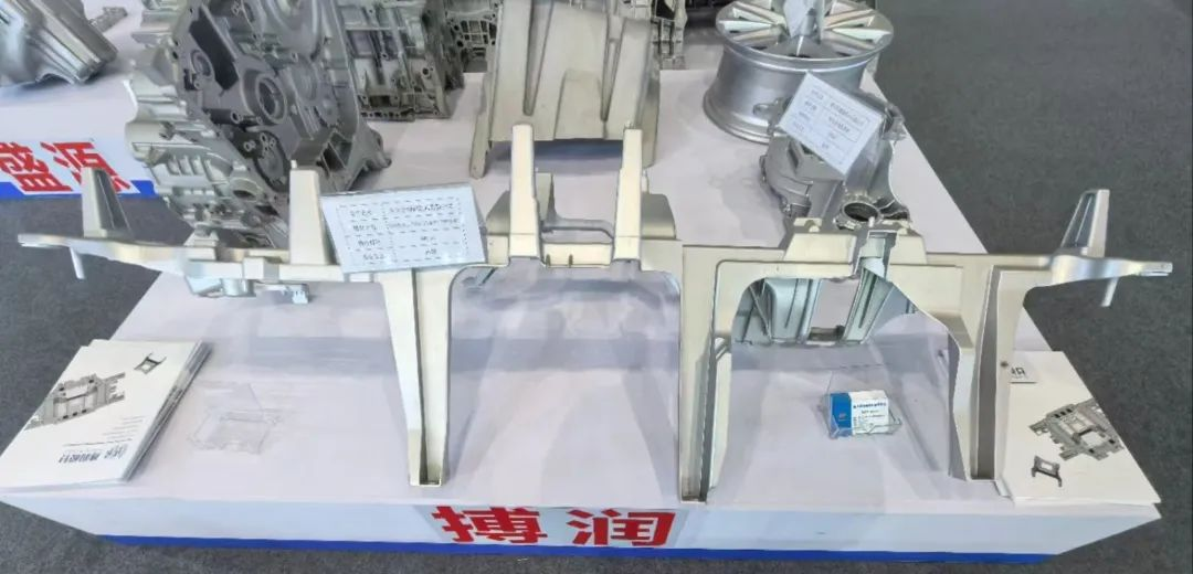 重慶鑄造行業(yè)協(xié)會組織的“會員企業(yè)鑄件展示區(qū)”，展示鋁、鎂合金鑄件